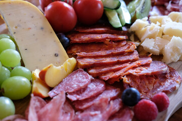 Salamiplatte, Italienische Wurst und Aufschnitt mit Gemüse