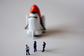 スペースシャトルを監視する警察官のミニチュア