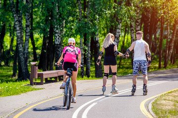 Obraz premium Cyclist ride on the bike path in the city Park 