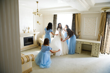 Obraz na płótnie Canvas preparation at the wedding, bride morning with bridesmaids
