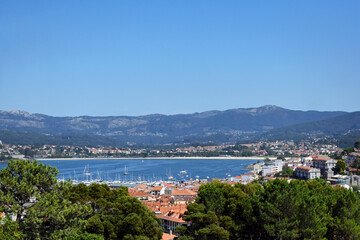 Fototapeta na wymiar Vista del pueblo de Baiona (Galicia - España) y su costa desde el mirador de la Virgen de la Roca.