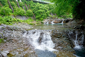 渓流、小さな滝