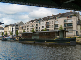 péniche et bords du fleuve en ville