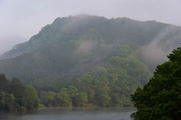 朝靄に覆われた山と湖