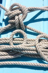 Fototapeta na wymiar Taue auf türkisem Segelboot, Hochformat