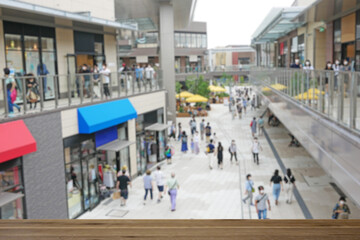 おしゃれなショッピングモールの風景