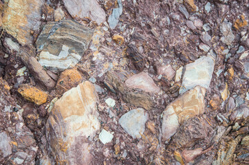 Pierres incrustées dans un rocher.
