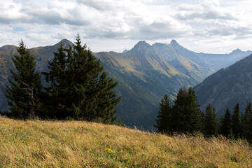 Die herbstliche Bergwelt der österreichischen Alpen