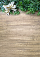 Fond de Noël avec sapin et ruban cadeau sur planche de bois avec place pour le texte