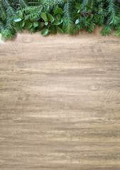 Fond de Noël avec sapin et décoration sur planche de bois avec place pour le texte