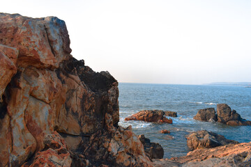 Fototapeta na wymiar red rocks in the sea.
