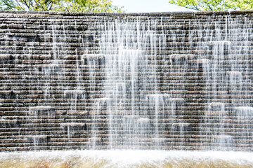 公園の水辺　滝