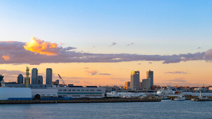 Obraz na płótnie Canvas 横浜港　大桟橋から見える夕焼けグラデーション