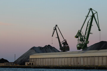 Dźwigi w porcie © Katarzyna