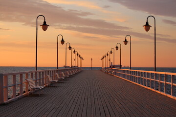 Molo w Gdyni o wschodzie słońca