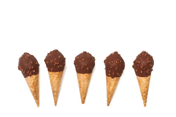 Conos de helado de chocolate sobre un fondo blanco liso y aislado. Vista superior. Copy space
