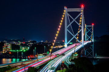 Fototapeta na wymiar 光のラインが綺麗な夜の関門橋
