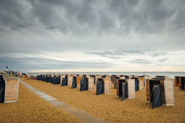 Des cabines de plage sur une plage de la mer du nord. Une plage de la Mer du Nord et des cabines. Une plage belge.