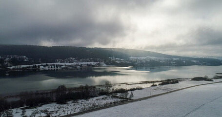 Lac de Saint-Point dans le Doubs en France vue du ciel