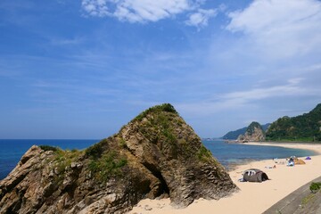 Naklejka premium 日本海と夏の笹川流れ。村上、新潟、日本。8月上旬。