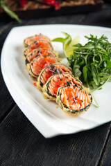 Deep-fried salmon rolls with arugula and soy sauce