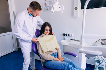 Obraz premium the dentist prepares the patient for a medical examination in cl