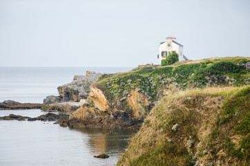 Fototapeta na wymiar une maison au bord de l'océan. une maison sur la côte de Bretagne. Une maison au bord de la mer.
