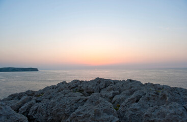 Sonnenuntergang am Felsvorsprung Punta del Dichoso, Suances an der Grünen Küste, Costa Verde, Kantabrien, Nordspanien