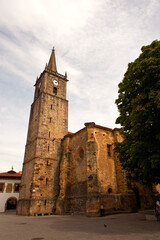 Pfarrkirche (Iglesia Parroqial) San Crist—bal) im Ort Comillas, Cantabria; Kantabrien; Nordküste; Grüne Küste; Costa Verde; Spanien