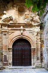 Seiteneingang der Pfarrkirche (Iglesia Parroqial) San Crist—bal) im Ort Comillas, Cantabria; Kantabrien; NordkŸste; Grüne Küste; Costa Verde; Spanien