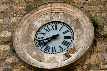 Fototapeta na wymiar Włochy , Toskania , sierpień 2010 , stary zegar na Tore del Candeliere w Massa Marittima