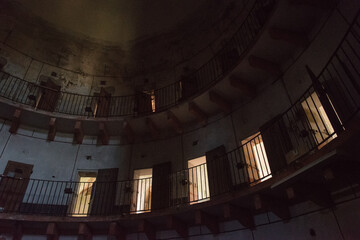 Une ancienne prison circulaire. Une vieille prison circulaire. La prison circulaire d'Autun. Une...