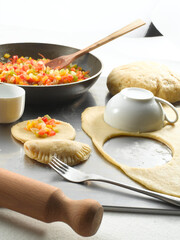 masa de pizza para hacer empanadillas rellenas de verduras. pizza dough to make dumplings stuffed with vegetables