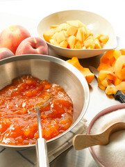 Almíbar, fruta, elaboración de mermelada. Syrup, fruit, jam making.