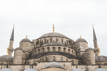Fototapeta na wymiar Blue mosque in istanbul close up. Sultanahmet Mosque in gloomy weather. The main entrance to the Blue Mosque in Sultanahmet Square.