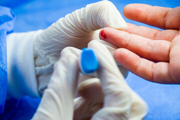 Obraz premium Insulin testing process, blood test and syringe. Injection in the hand. Patients and doctor.