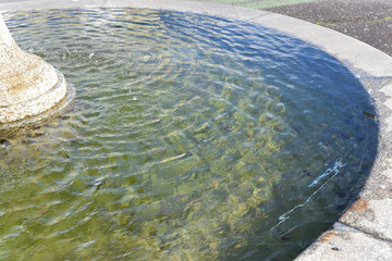 Agua de una fuente ornamental en un parque público en un día soleado de verano en Ferrol,...