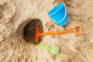 jouets de plage. Seau, pelle et r&acirc;teau de plage dans le sable.