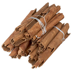 Fagot de bâtons de cannelle sur fond blanc