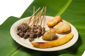 Môsikiky ou bôrôsety, plat malgache traditionnel de brochettes de zébu et légumes frits.