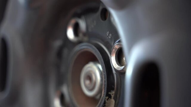 pistola de impacto electrica para atornillar ruedas de coches funcionando para quitar una tuerca