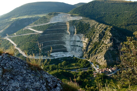 Cava di Campolarzo vista dall' Abbazia di San Benedetto di Sasso Latrone &ndash; Caldarola (MC)