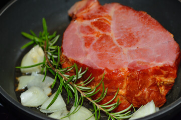 Kassler Kamm in einer Pfanne