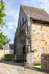 Daoulas.  Portail extérieur du cimetière, ancien porche de l'église. Finistère. Bretagne