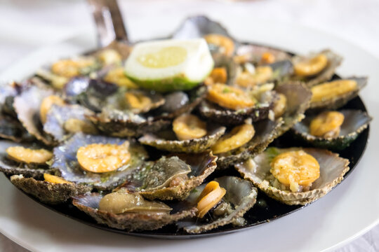 A Madeiran specialty, the limpets &ldquo;Lapas&rdquo; are cooked in a frying pan of their own. The taste increases when splashed with fresh lemon and butter. 