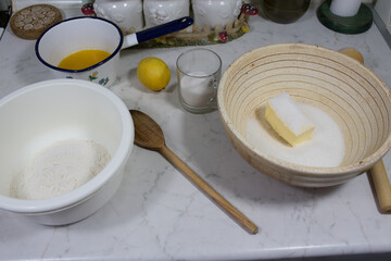 Prepare cheesecake with streusel.