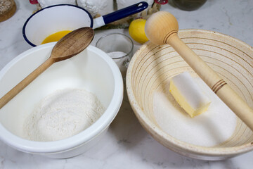 Prepare cheesecake with streusel.