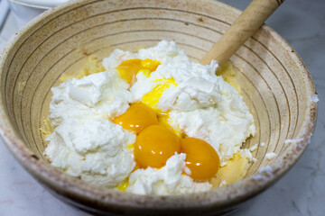 Prepare cheesecake with streusel.