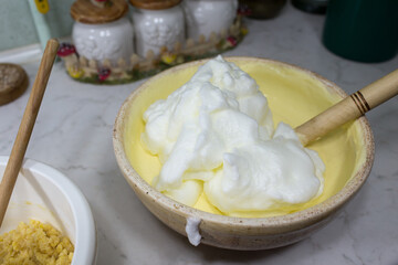 Prepare cheesecake with streusel.