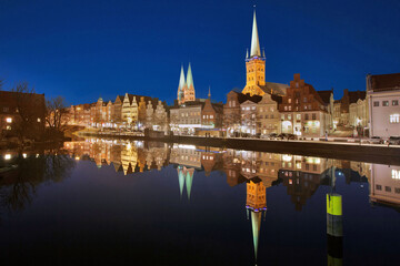 Fototapeta premium Stadtansicht bei Nacht von Lübeck